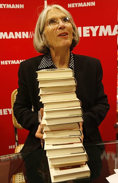 Die US-Schriftstellerin Donna Leon signiert am 01.06...