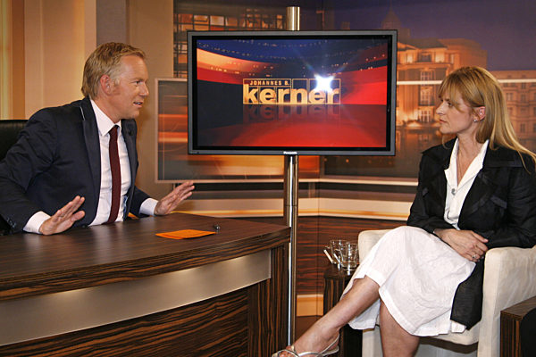 Der Moderator Johannes B. Kerner unterhält sich in Hamburg während der...