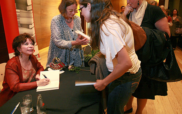 Die Schrifstellerin Isabel Allende signiert am Dienstag (12.09...