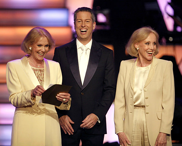 Alice (l) und Ellen Kessler stehen zusammen mit Thomas Herrmanns am...