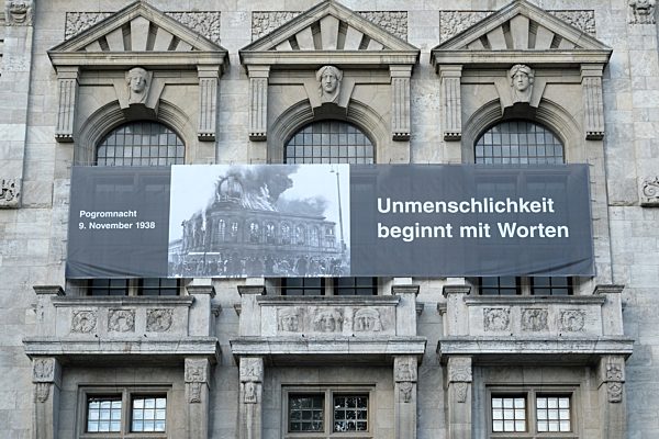 Banner an Leipziger Rathaus erinnert an Pogromnacht