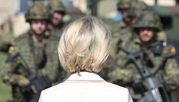 Bundesverteidigungsministerin besucht Bundeswehrstandorte