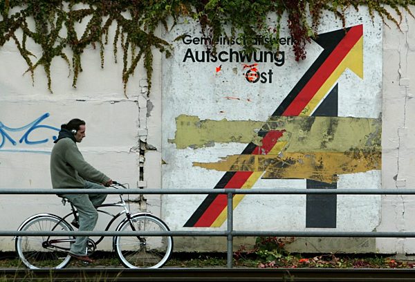 Verwittertes Wandbild mit dem Schriftzug "Gemeinschaftswerk Aufschwung Ost"