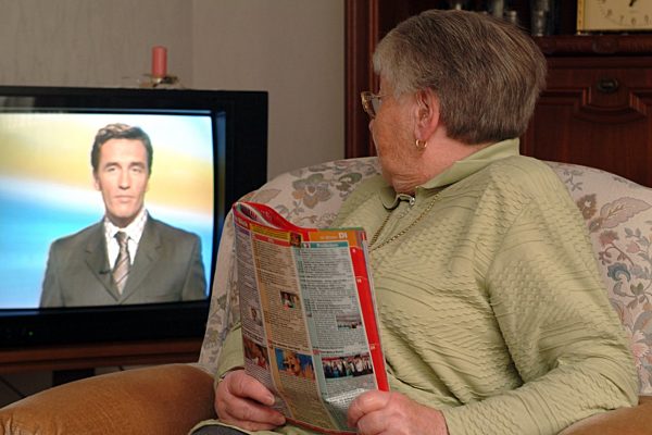 Seniorin vor dem Fernseher