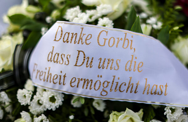 Blumen am Gorbatschow-Denkmal