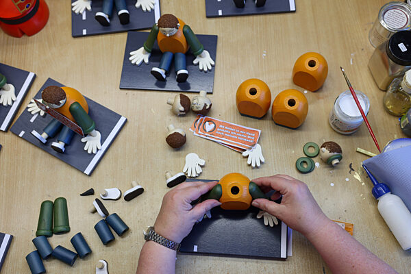 "Klimakleber" als Räucherfigur aus dem Erzgebirge