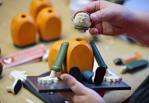 "Klimakleber" als Räucherfigur aus dem Erzgebirge