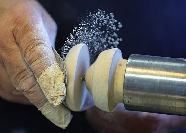 "Klimakleber" als Räucherfigur aus dem Erzgebirge