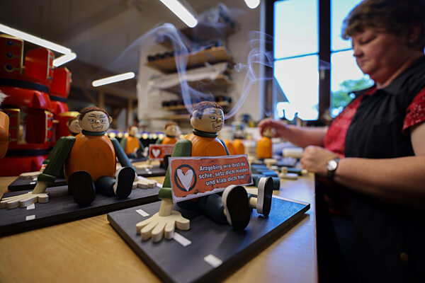 "Klimakleber" als Räucherfigur aus dem Erzgebirge