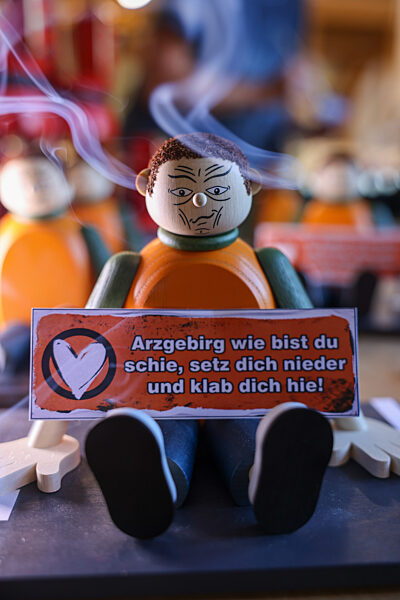 "Klimakleber" als Räucherfigur aus dem Erzgebirge