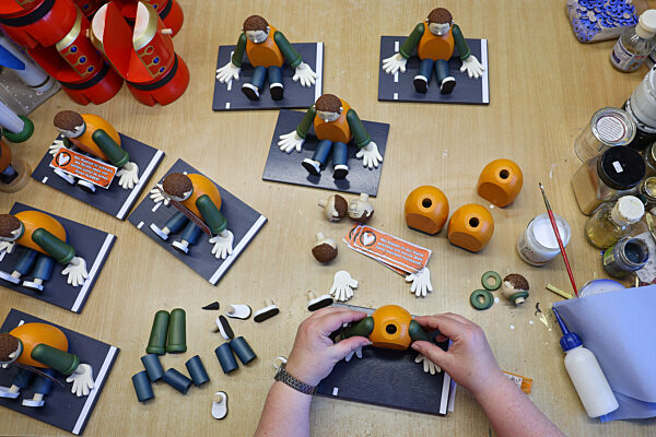 "Klimakleber" als Räucherfigur aus dem Erzgebirge