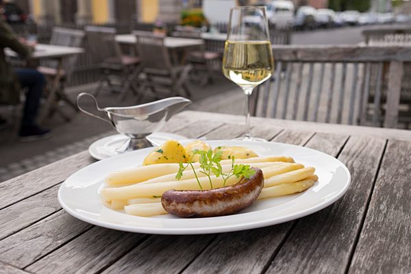 Asparagus with Bratwurst, Restaurant Weinforum Franken in Eibelstadt, Main Franconia, Lower Franconia, Franconia, Bavaria, Germany, Europe