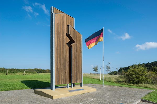 Denkmal der deutschen Teilung und Wiedervereinigung, im Jahr 2000 von Schülern des Holzbildhauerhandwerks des staatlichen Berufsbildungszentrums Bad Salzungen gestaltet, ehemalige innerdeutsche Grenze, Gedenkstätte Point Alpha, Rasdorf, Rhön, Hessen, De