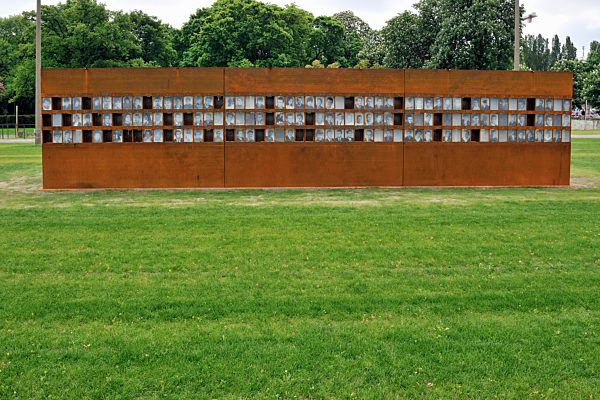 Neu gestaltete Bilderwand mit Fotos der bekannten Maueropfer an der Gedenkstätte Berliner Mauer in der Bernauer Straße in Berlin, Deutschland, Europa