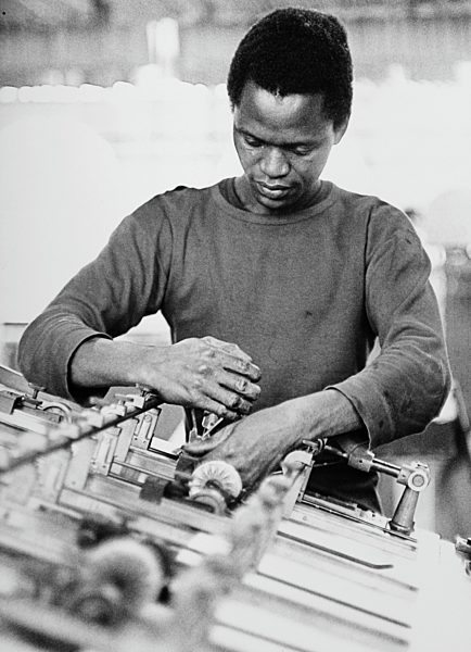 Afrikanischer Auszubildender, Buchbinderei, Leipzig, Sachsen, DDR, ca. 1976