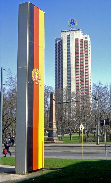 Messehochhaus, vorne Stele mit Fahne der DDR, Leipzig, im April 1985, Deutsche Demokratische Republik, Europa