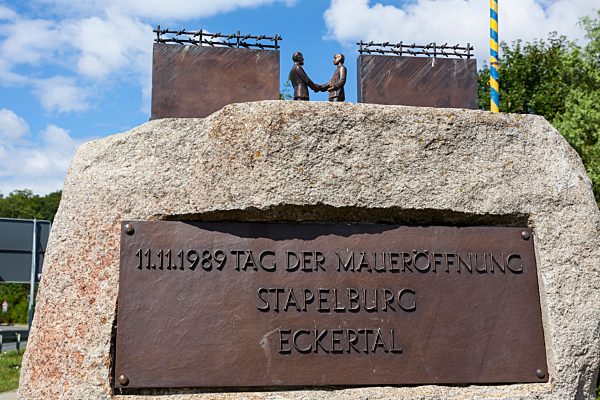 Denkmal zum Tag der Maueröffnung am 11.11.1989 zwischen Stapelburg und Eckertal, ehemalige innerdeutsche Grenze, Sachsen-Anhalt, Deutschland, Europa