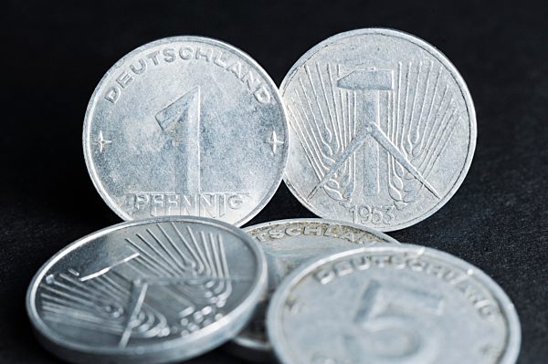 1 und 5 Pfennig der DDR von 1953, noch mit der Aufschrift Deutschland