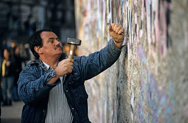 Fall der Berliner Mauer: Ein Mann schlägt Stücke aus der Mauer ("Mauerspecht"), Berlin, Deutschland, Europa