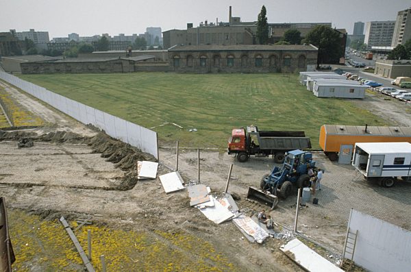 Fall der Berliner Mauer: Abrissarbeiten an der Mauer in Berlin-Mitte. Berlin, Deutschland, Europa