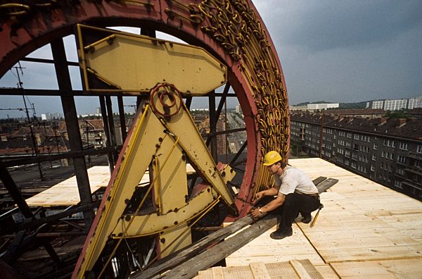 Fall der Berliner Mauer: Arbeiter demontieren in Ostberlin ein DDR-Symbol, 1990, Berlin, Deutschland, Europa