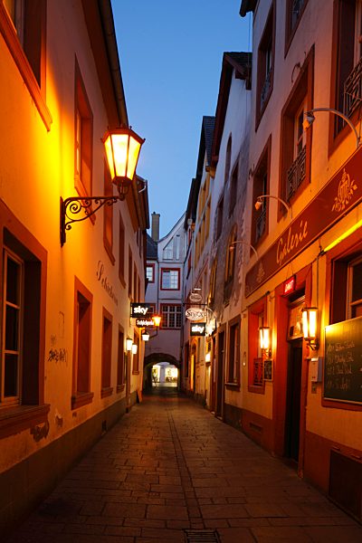Judengasse bei Abenddämmerung, Trier, Rheinland-Pfalz, Deutschland, Europa