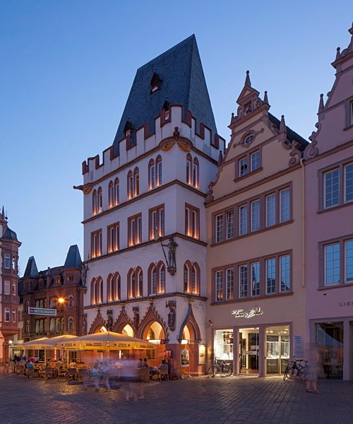 Gastronomie, Haus Steipe am Trierer Hauptmarkt bei Abenddämmerung, Trier, Rheinland-Pfalz, Deutschland, Europa