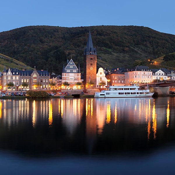 Abenddämmerung, Spiegelung in der Mosel, Bernkastel-Kues, Rheinland-Pfalz, Deutschland, Europa