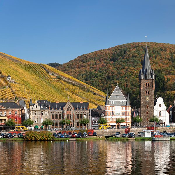 Ausblick über die Mosel auf Ort im Herbst, Bernkastel-Kues , Rheinland-Pfalz, Deutschland, Europa