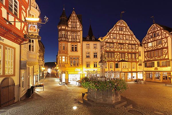 Fachwerkhäuser und Michaelsbrunnen am Marktplatz, Bernkastel-Kues, Rheinland-Pfalz, Deutschland, Europa