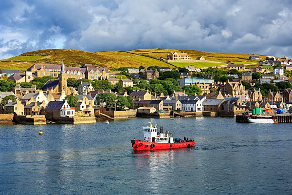 Boot vor der Hafenstadt Stromness, Mainland, Orkney-Inseln, Schottland, Großbritannien, Europa