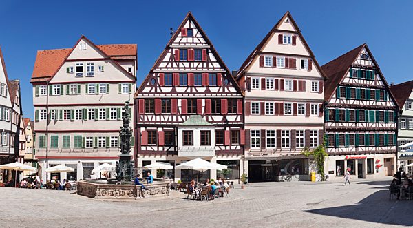 Brunnen mit Fachwerkhäuser am Marktplatz, Tübingen, Baden-Württemberg, Deutschland, Europa