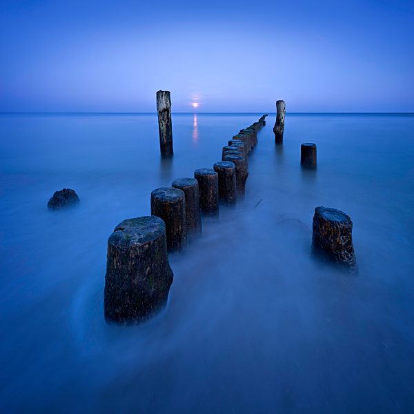 Alte Buhne am Strand der Ostsee bei Nacht, Mondaufgang über dem Meer, bei Rostock, Mecklenburg-Vorpommern, Deutschland, Europa