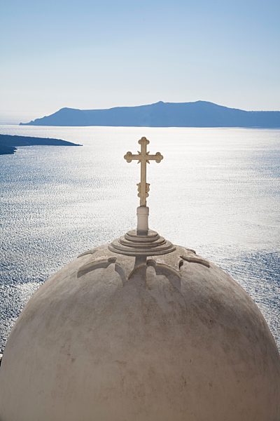 Kuppel einer Kirche in Fira, dahinter die Caldera, Santorini, Kykladen, Griechenland, Europa