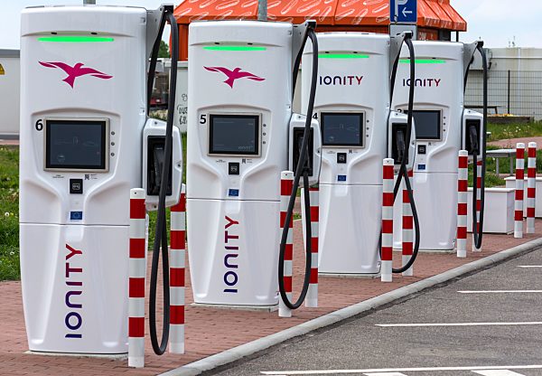 Aufladestationen für E-Autos an einem Parkplatz, Baden-Württemberg, Deutschland, Europa