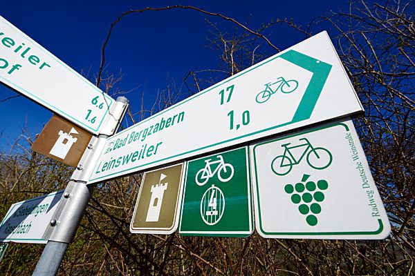 Wegweiser Bad Bergzabern, Leinsweiler, Pfälzer Mandelpfad, Deutsche Weinstraße, Rheinland-Pfalz, Deutschland, Europa