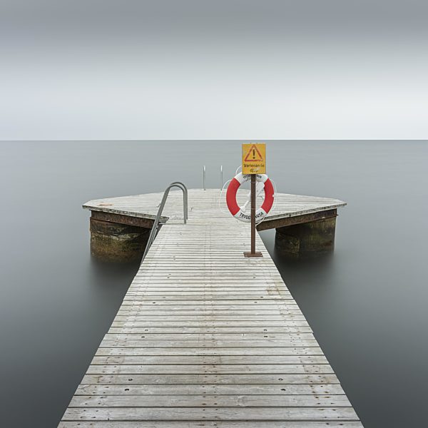 Holzsteg mit Rettungsring an der Ostsee, Svarte, Schweden, Europa