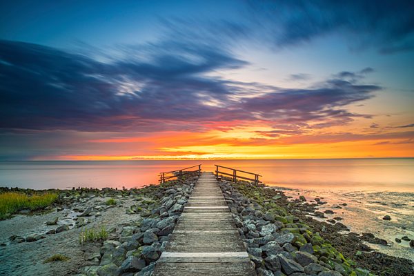 Steg bei Sonnenuntergang, Nordsee, Spieka, bei Cuxhaven, Niedersachsen, Deutschland, Europa