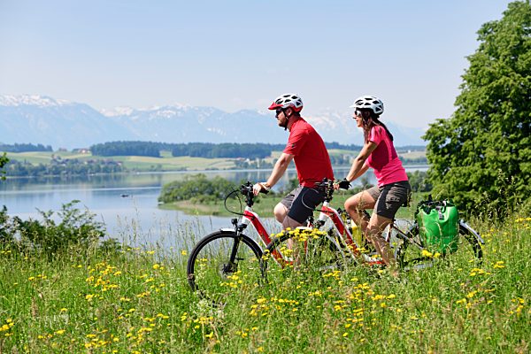 Paar mit E-Bikes oberhalb des Wallersees bei Weng, Salzburger Seenland, Salzburger Land, Österreich, Europa