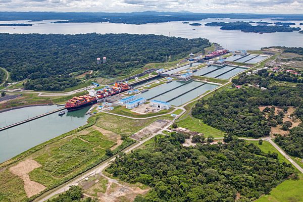 Luftaufnahme von zwei Neo-Panamax Containerschiffen beim Überqueren der dritten Schleuse auf der Pazifikseite, Panamakanal, Panama, Mittelamerika