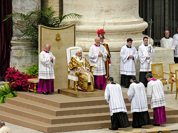 Papst Benedikt XVI., Joseph Ratzinger in der feierlichen Zermonie der Inthronisation am 24.04.2005 am Petersdom, Petersplatz, Vatikan, Rom, Latium, Italien, Europa