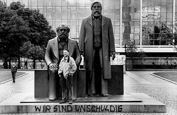 Marx Engels Denkmal auf dem Marx Engels Forum, Hintergrund Palast der Republik jenseits der Spree, Fest der Einheit, Berlin, Deutschland, Europa