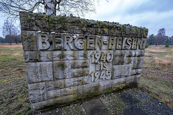 Gedenkstein, Gedenkstätte des ehemaligen Konzentrationslagers Bergen-Belsen, Niedersachsen, Deutschland, Europa