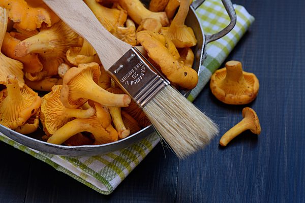 Pfifferlinge mit Pinsel, Pilze putzen