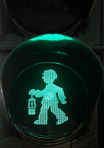 Grünes Fußgänger Ampelmännchen als Bergmann mit Grubenlampe, Castrop-Rauxel, Ruhrgebiet, Nordrhein-Westfalen, Deutschland, Europa