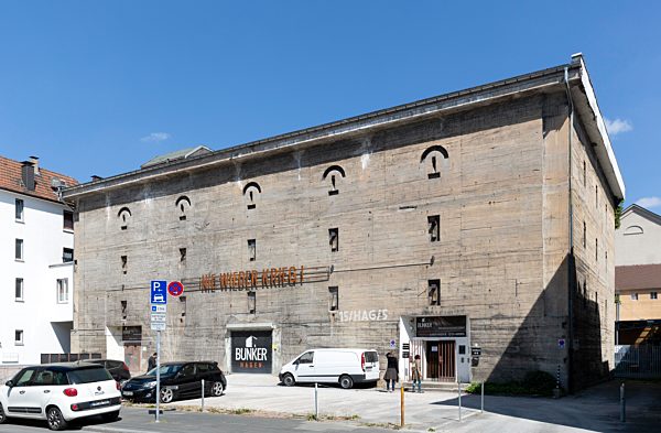 Zivilschutzbunker von 1942, heute Mahnmal und Ausstellungsraum, Inschrift Nie wieder Krieg, Hagen, Westfalen, Ruhrgebiet, Nordrhein-Westfalen, Deutschland, Europa