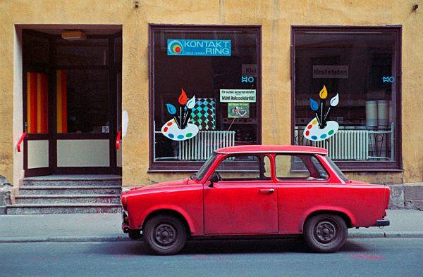 Parkender Trabi, Mai 1990, Meiningen, Thüringen, DDR