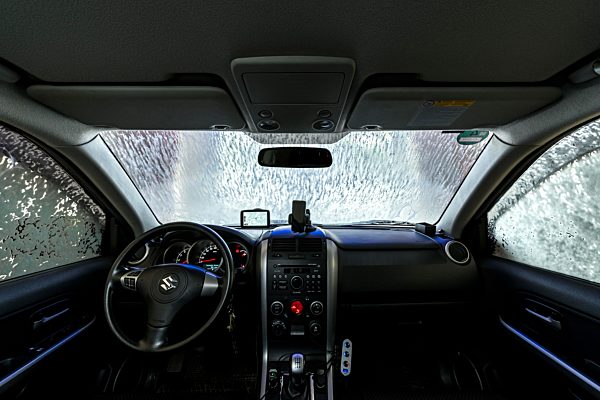 Auto in Waschanlage, Innenansicht eines PKW, Deutschland, Europa