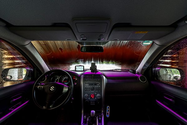 Auto in Waschanlage, Innenansicht eines PKW, Deutschland, Europa