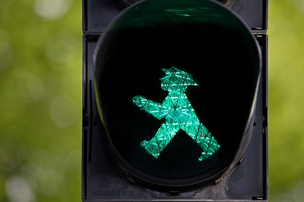 Fußgängerampel mit grünem Ost-Ampelmännchen Galoppo von Karl Peglau, Berlin, Deutschland, Europa